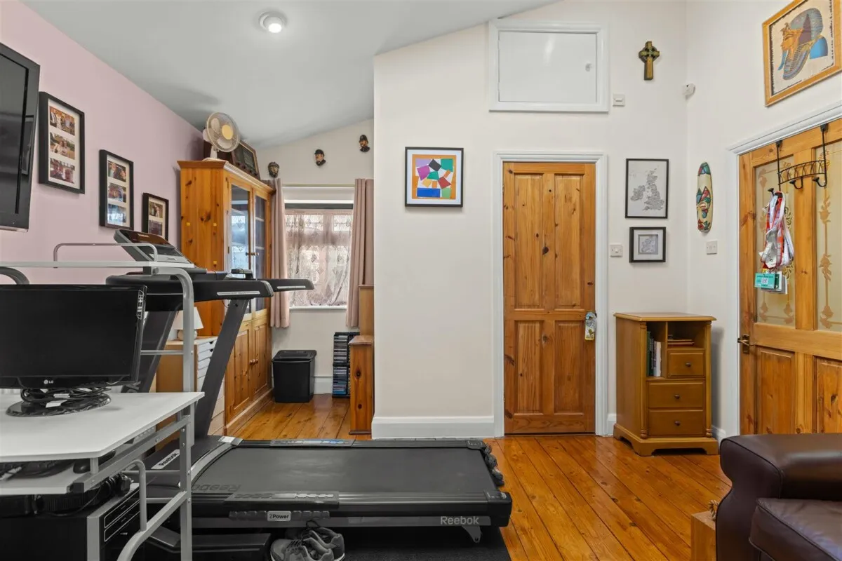 Catherine Gardens, Hounslow, TW3, photo 12