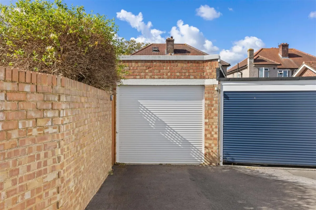 Catherine Gardens, Hounslow, TW3, photo 26