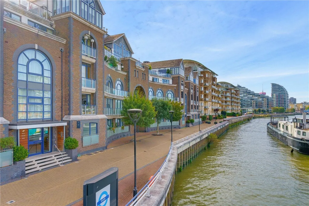 2 bed flat to rent, Clove Hitch Quay, London, SW11