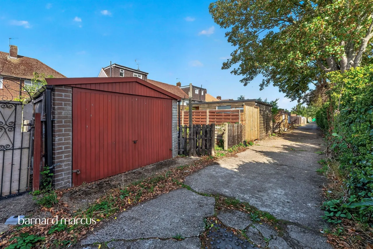 Harvest Road, Feltham, TW13, photo 12