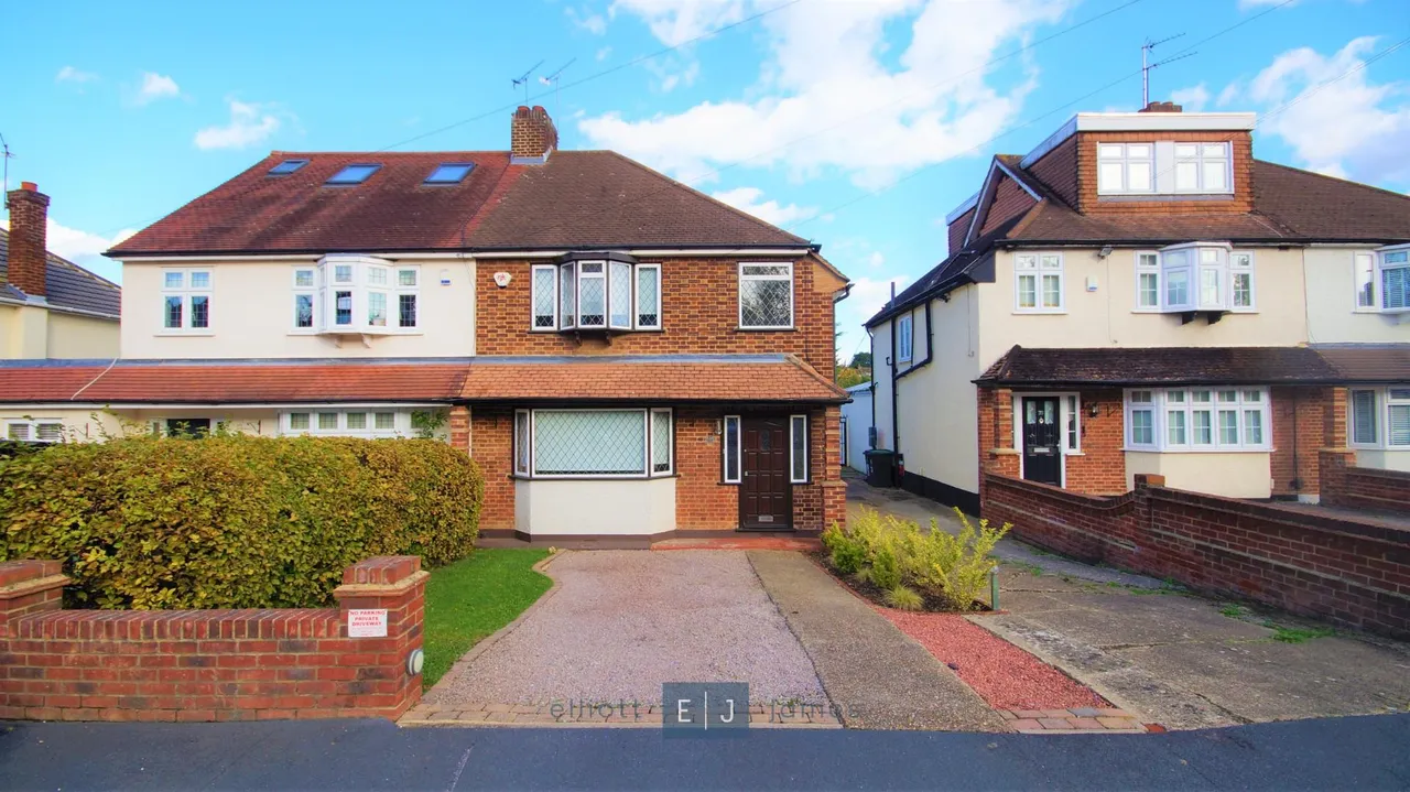 3 bed house to rent — Lechmere Avenue, Chigwell