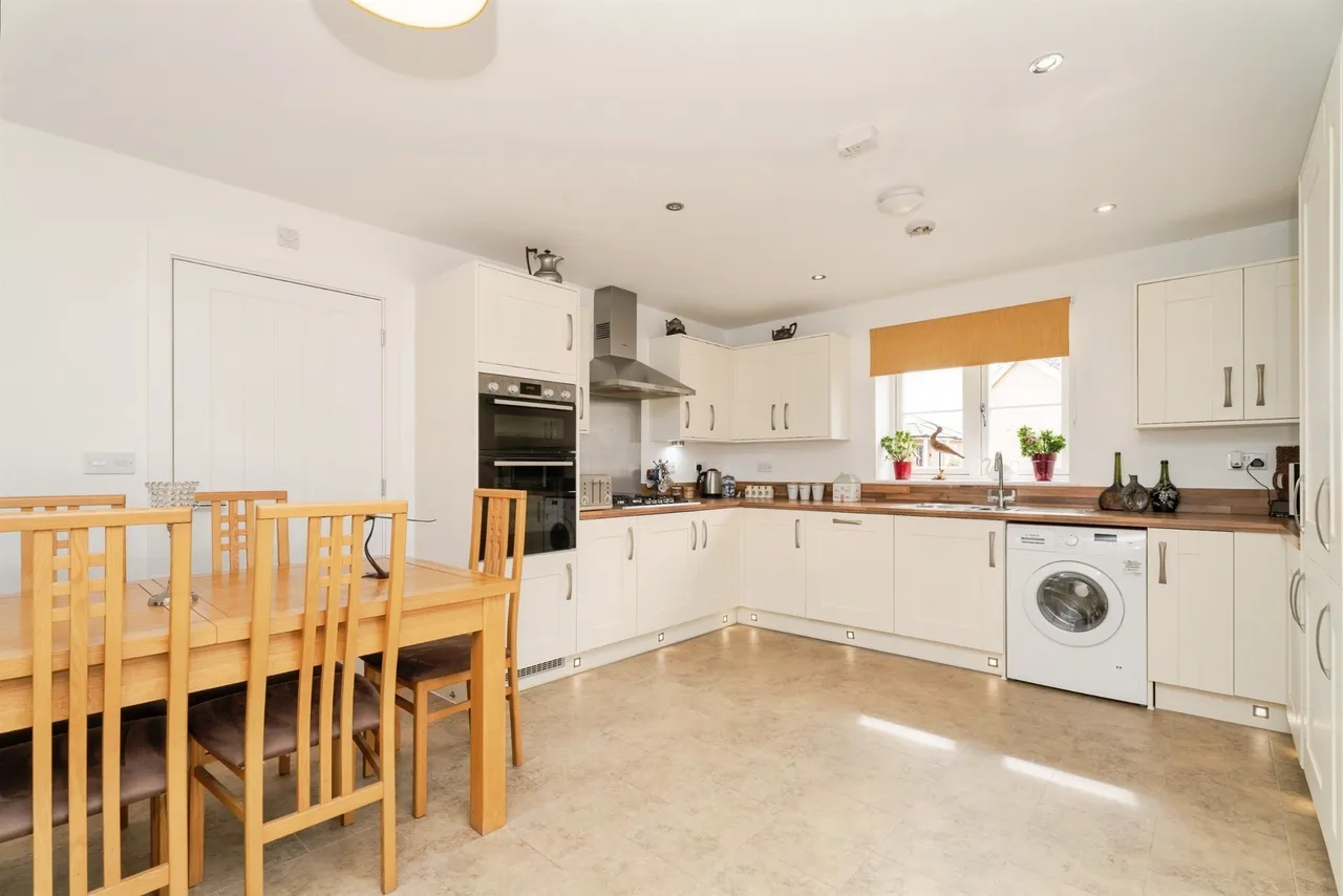 Magpie Close, Holt, photo 6