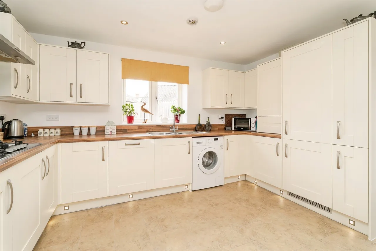 Magpie Close, Holt, photo 8