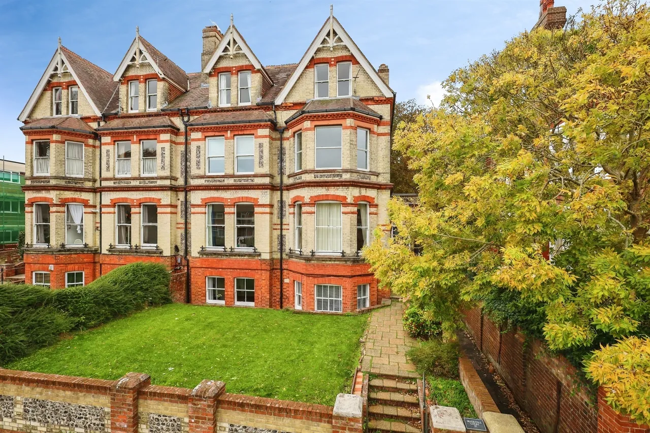2 bed flat for sale, Silverdale Road, Eastbourne, BN20