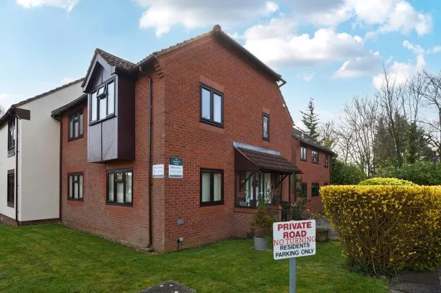 2 bed flat for sale, Stuart Court, Amersham, HP6