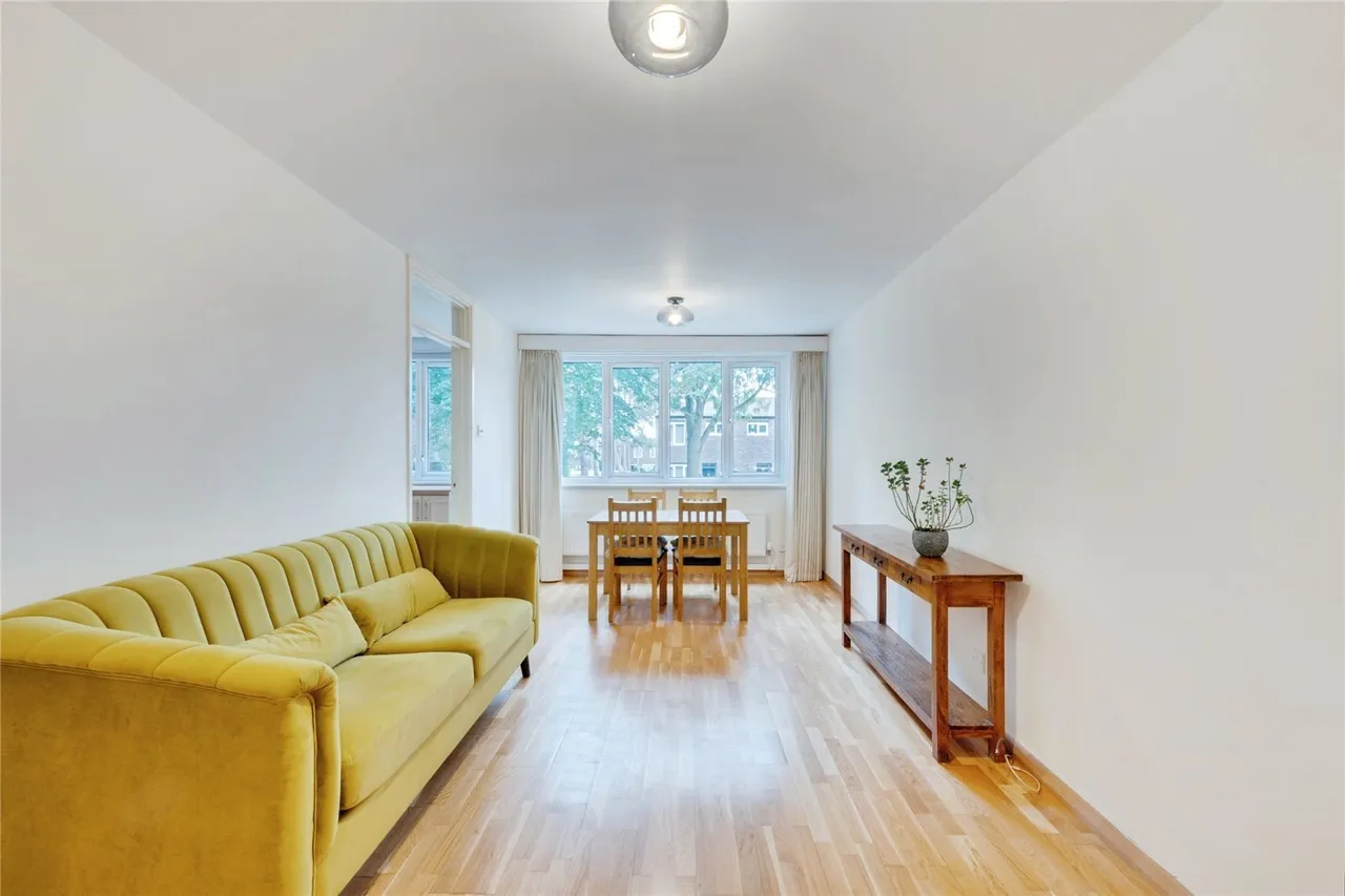 1 bed flat for sale, Rockingham Close, London, SW15