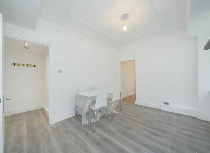 Finchley Road, NW3, photo 2