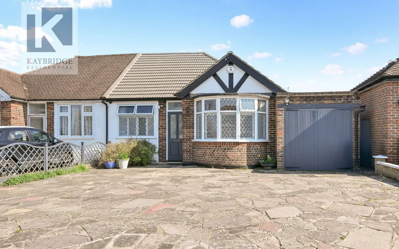 3 bed house for sale — St. Clair Drive, Worcester Park, KT4
