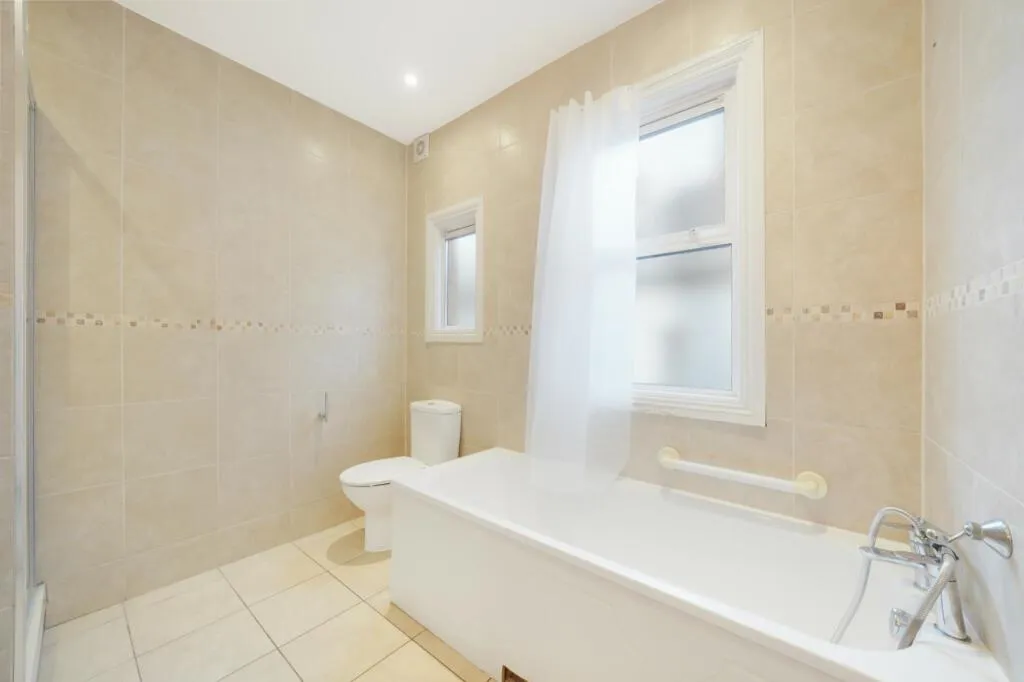 Tudor Close, Kingsbury, NW9, photo 2