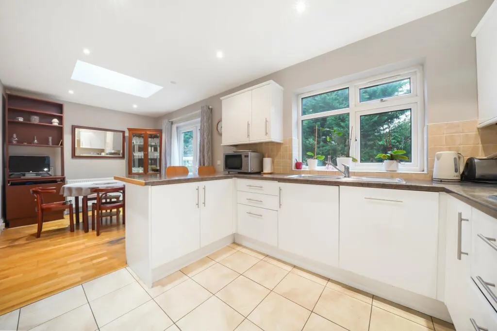 Tudor Close, Kingsbury, NW9, photo 3