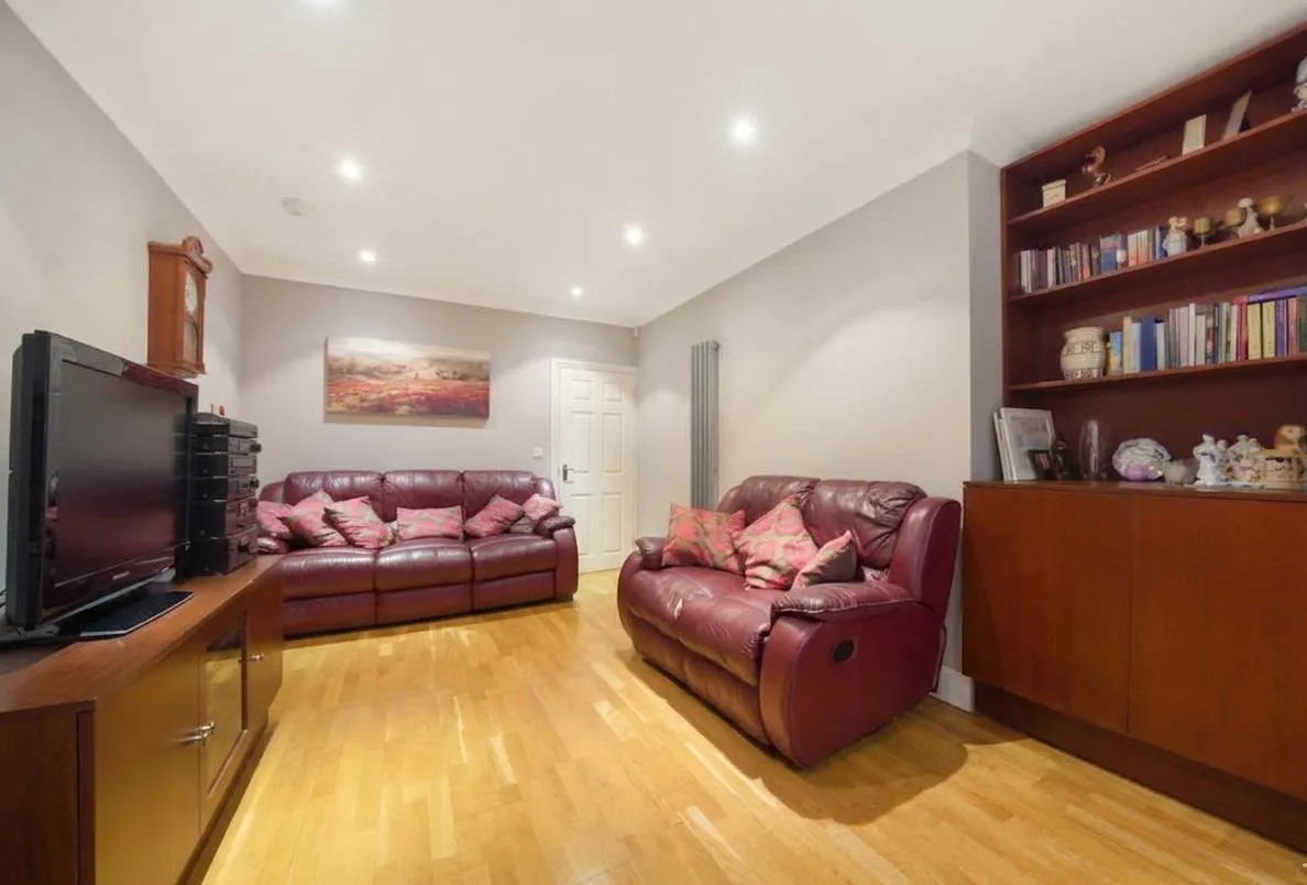 Tudor Close, Kingsbury, NW9, photo 7
