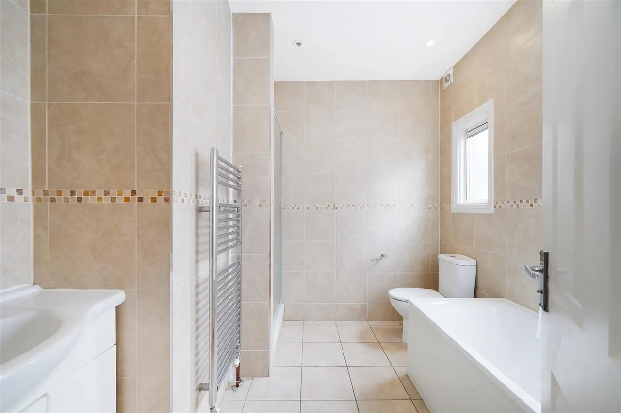 Tudor Close, Kingsbury, NW9, photo 5