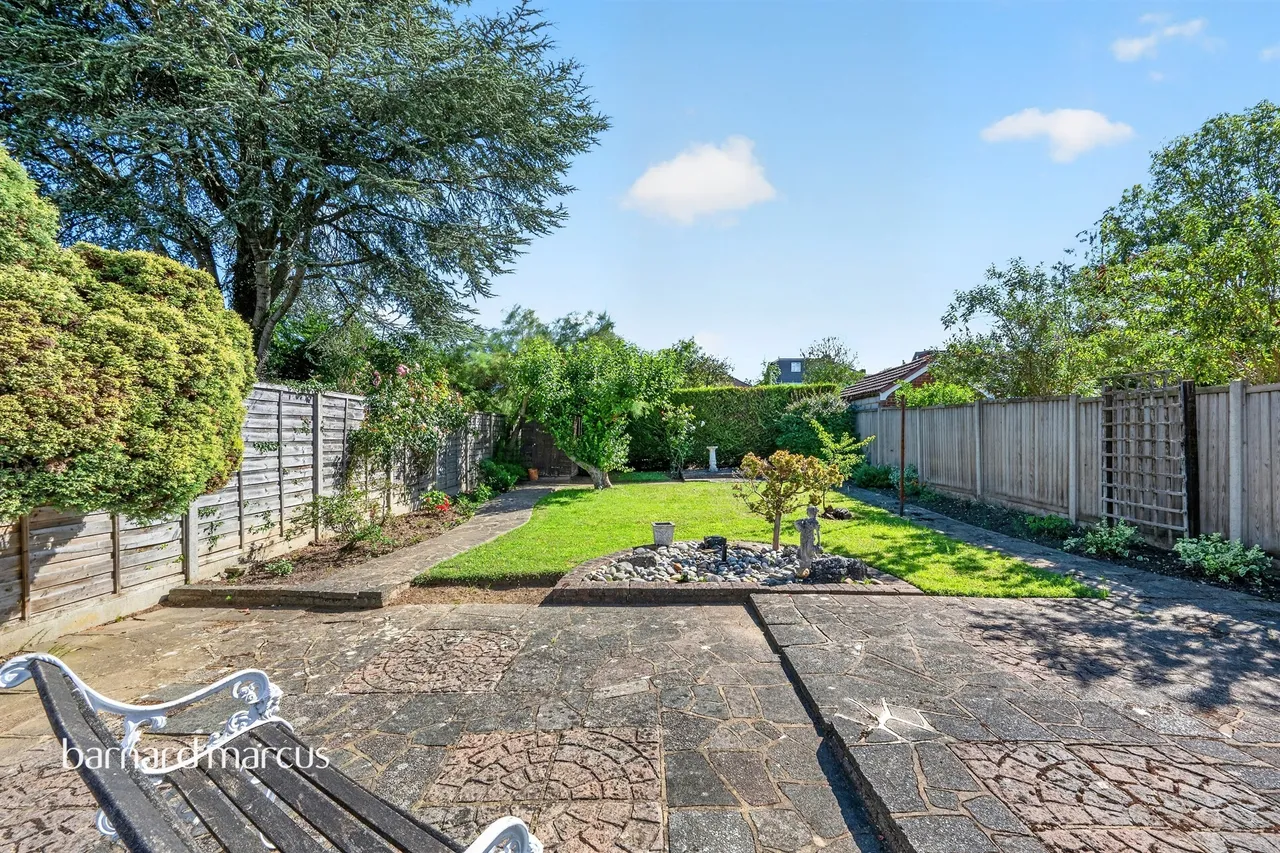 Walsingham Gardens, Epsom, KT19, photo 11