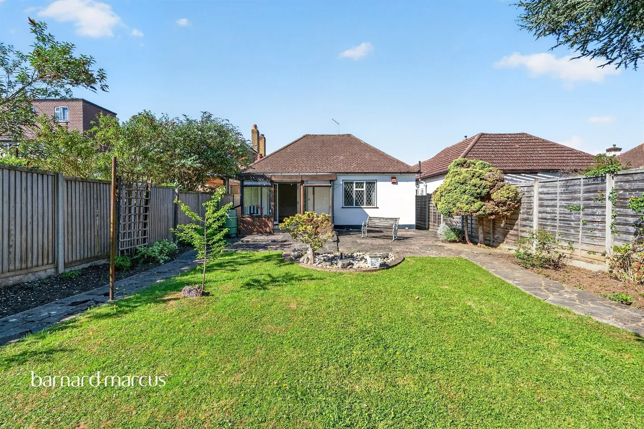 Walsingham Gardens, Epsom, KT19, photo 8