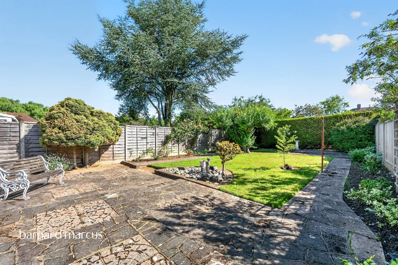 Walsingham Gardens, Epsom, KT19, photo 9
