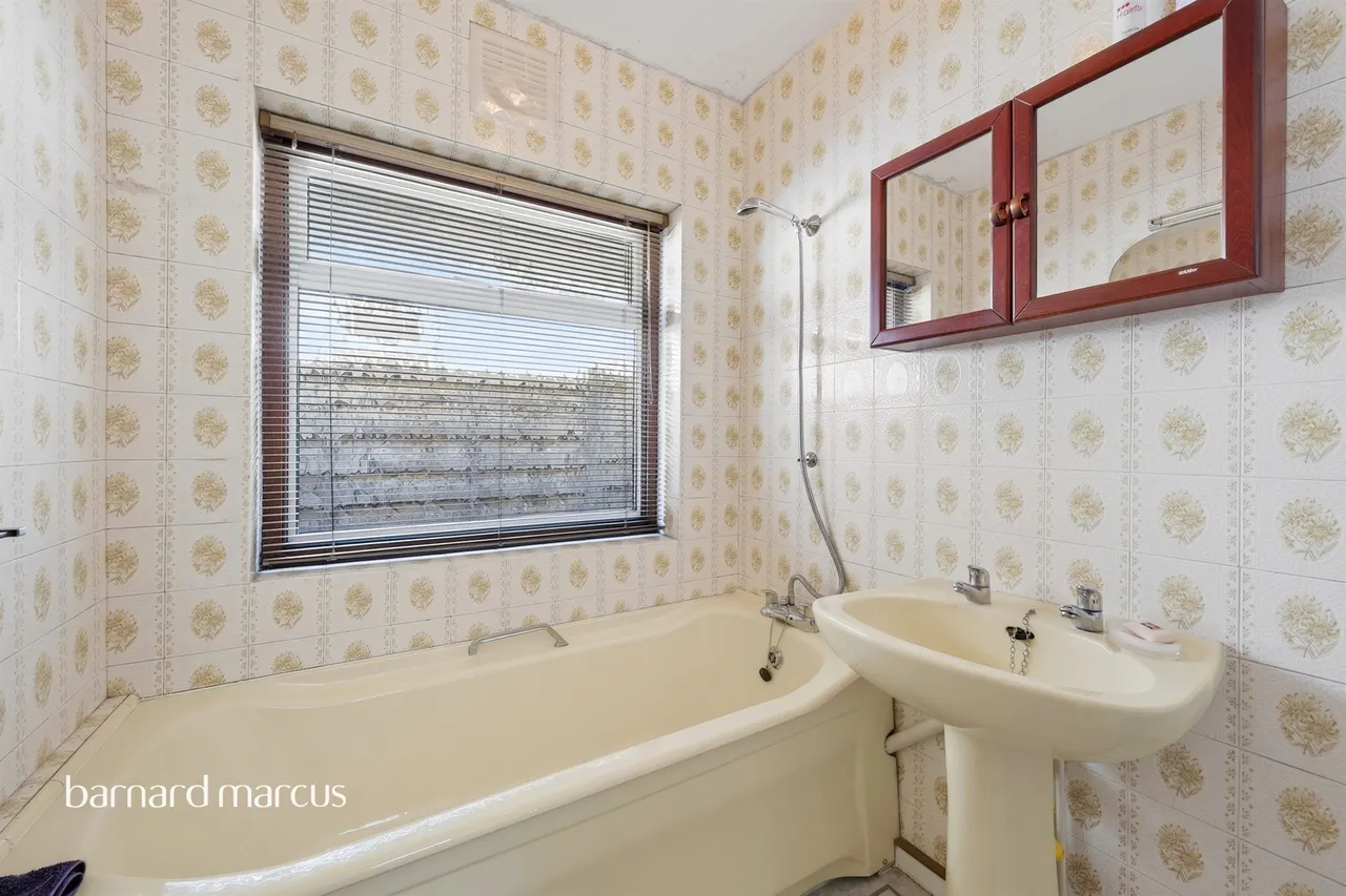 Walsingham Gardens, Epsom, KT19, photo 7