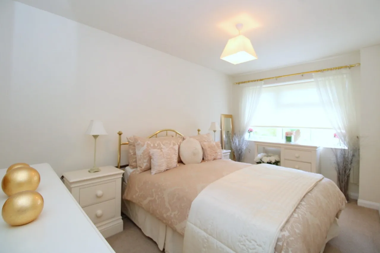 Pigeon Lane, Hampton, photo 8