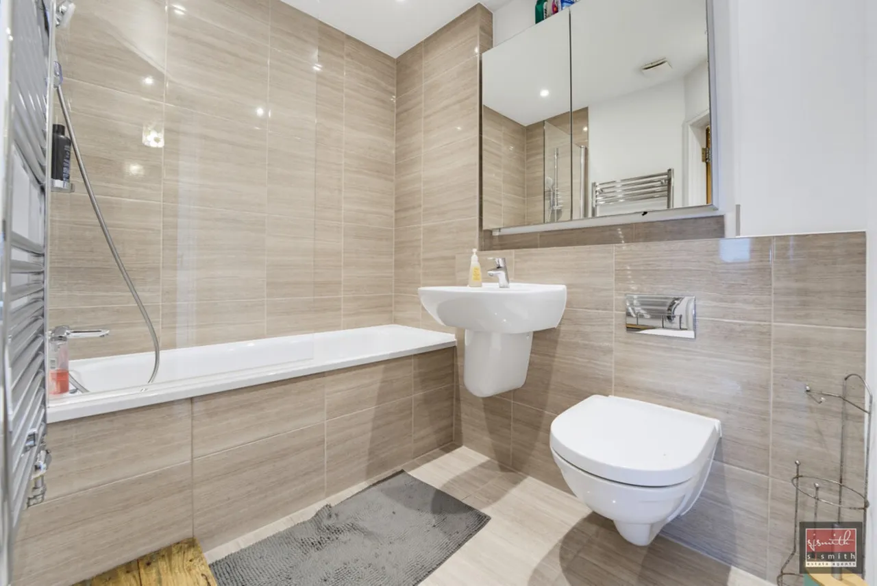 Laburnum Way, Staines-upon-Thames, TW19, photo 5