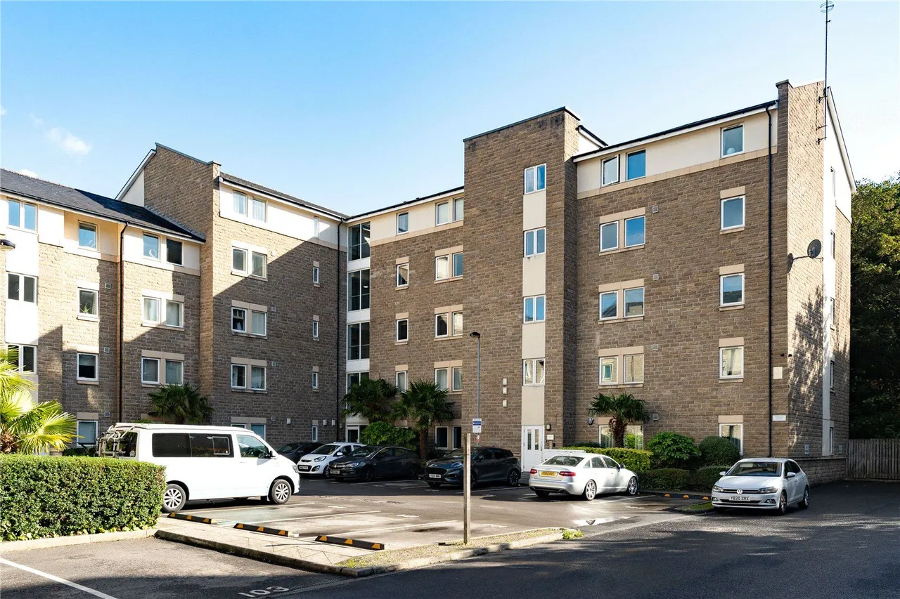 2 bed flat for sale, Thwaite Court, Cornmill View, LS18