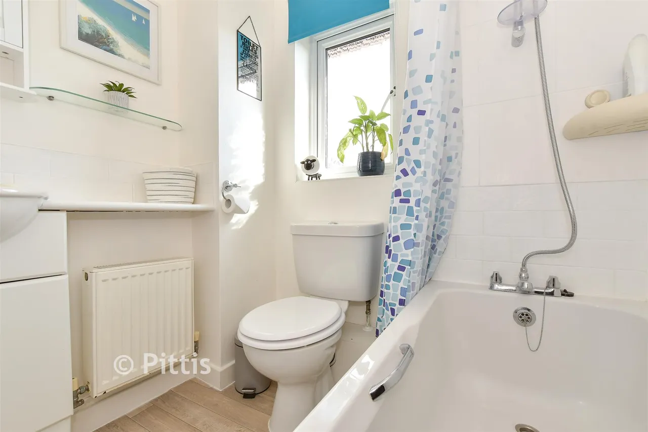 Snowberry Road, Newport, PO30, photo 10