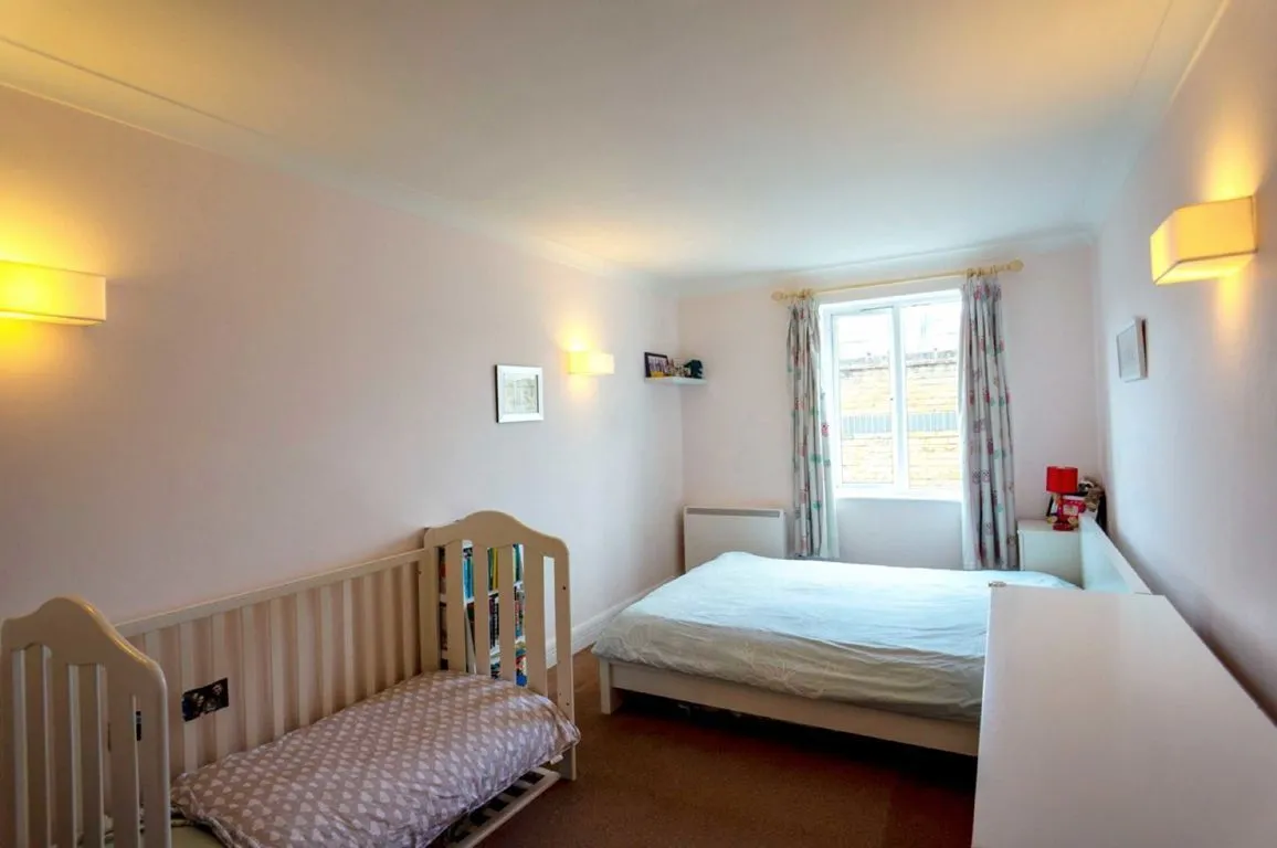 Clapham High Street, SW4, photo 3