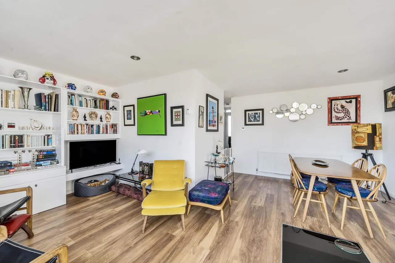 3 bed flat for sale — 20 Lisle Court, Cricklewood Lane, London