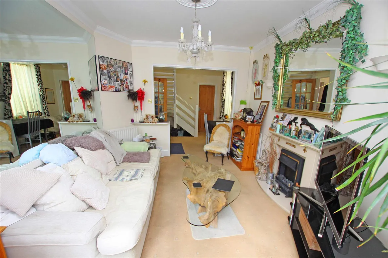 Pine Vale Crescent, Bournemouth, BH10, photo 3