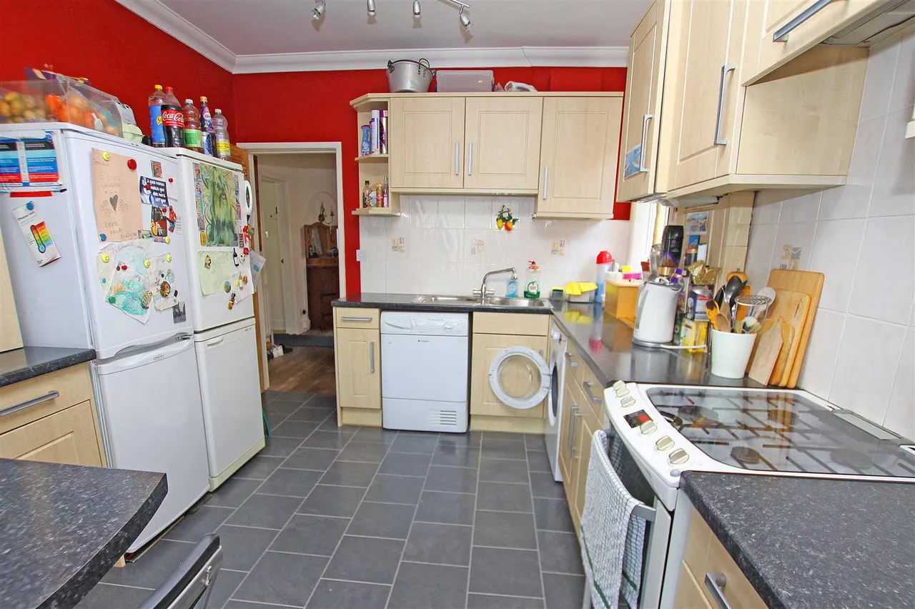 Pine Vale Crescent, Bournemouth, BH10, photo 6