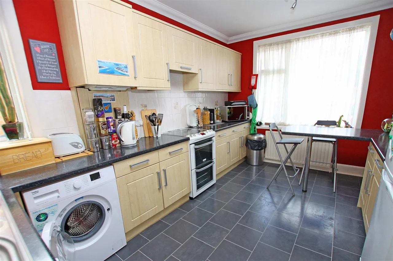 Pine Vale Crescent, Bournemouth, BH10, photo 5
