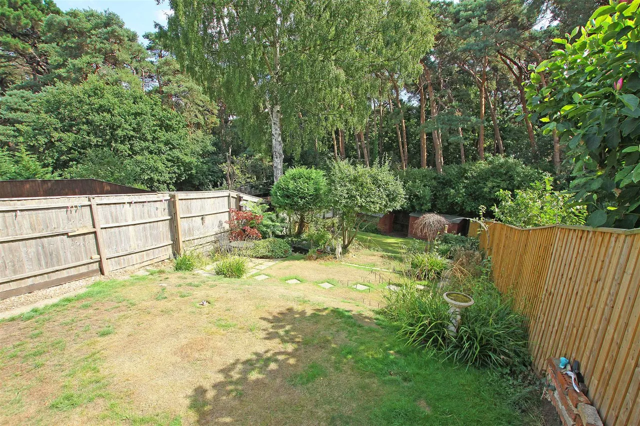 Pine Vale Crescent, Bournemouth, BH10, photo 13