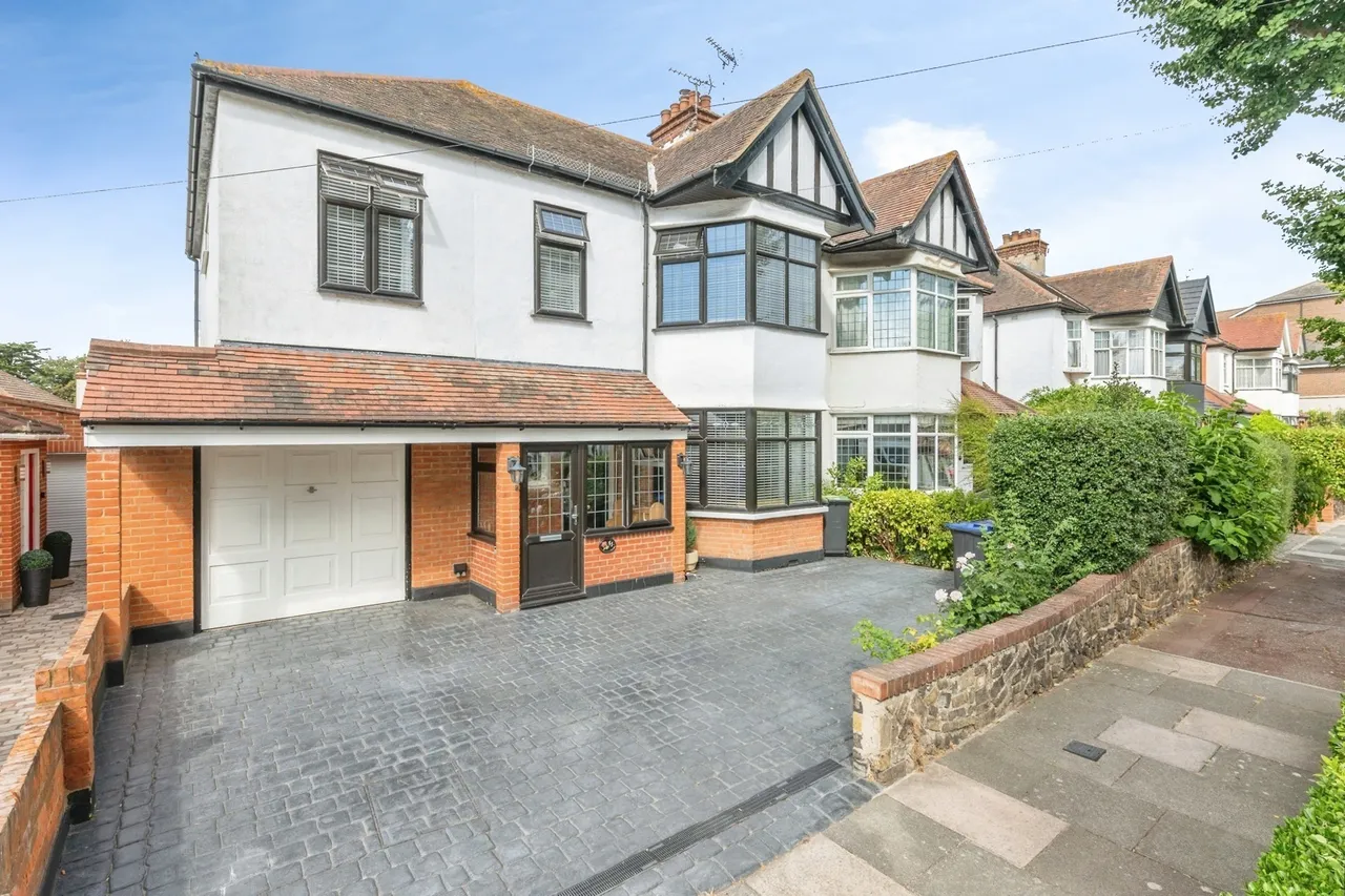 4 bed house for sale — Elm Grove, Thorpe Bay, Essex, SS1