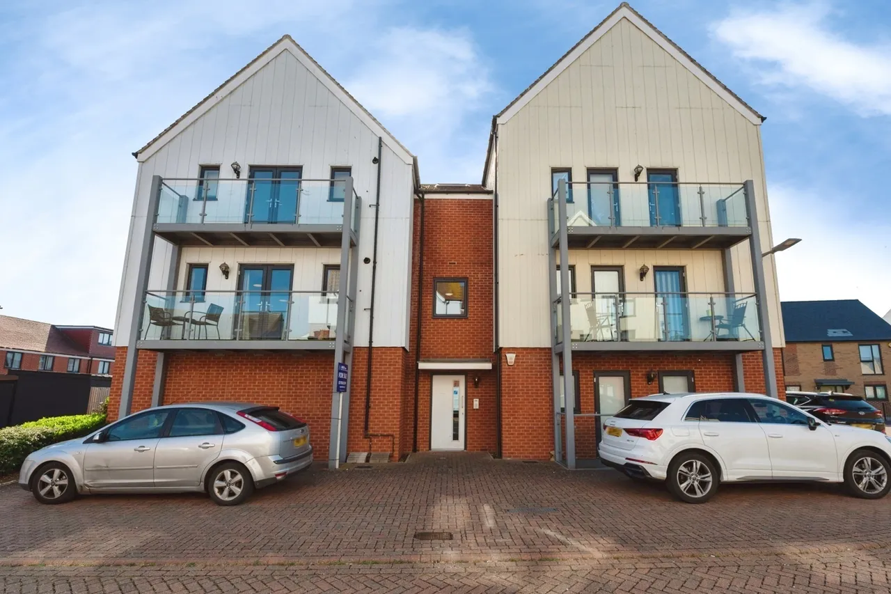 2 bed flat for sale — Falcon Avenue, South Ockendon, Essex, RM15
