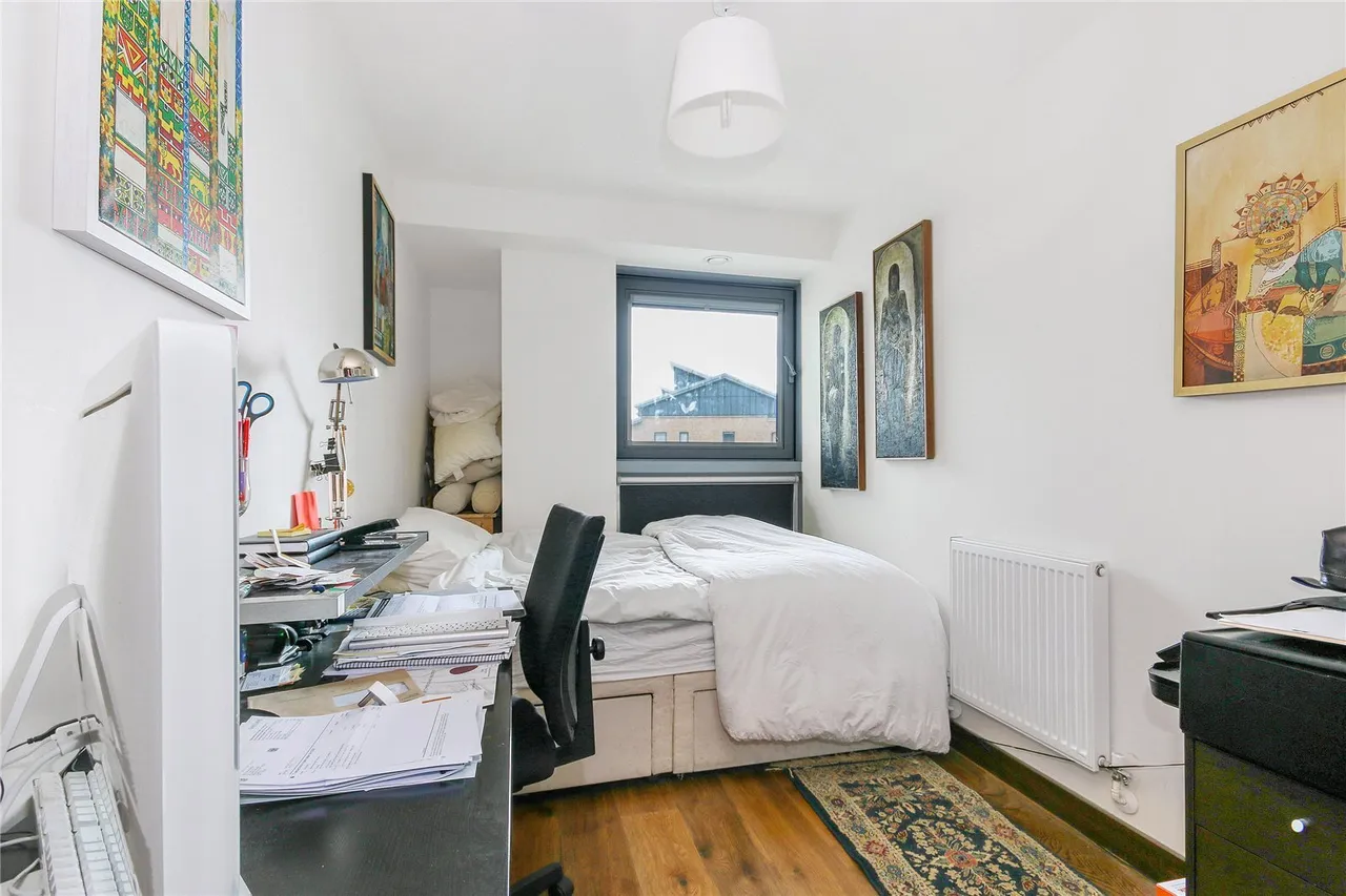Bridges Court Road, London, photo 5