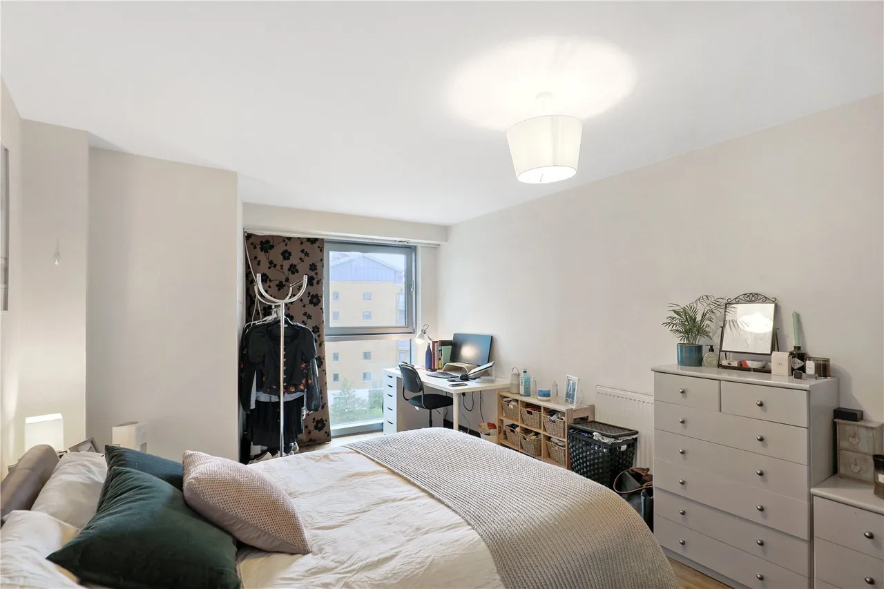 Bridges Court Road, London, photo 4