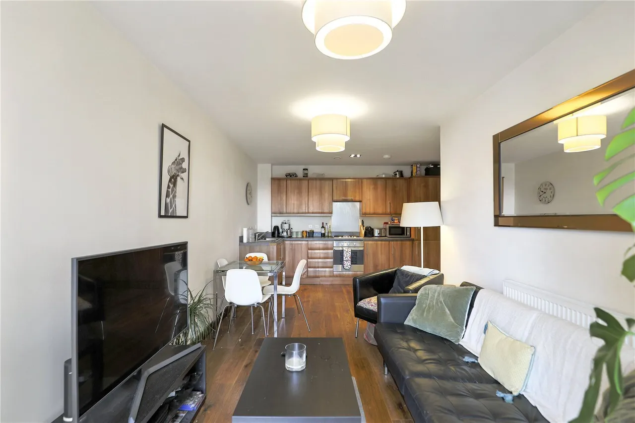 Bridges Court Road, London, photo 6