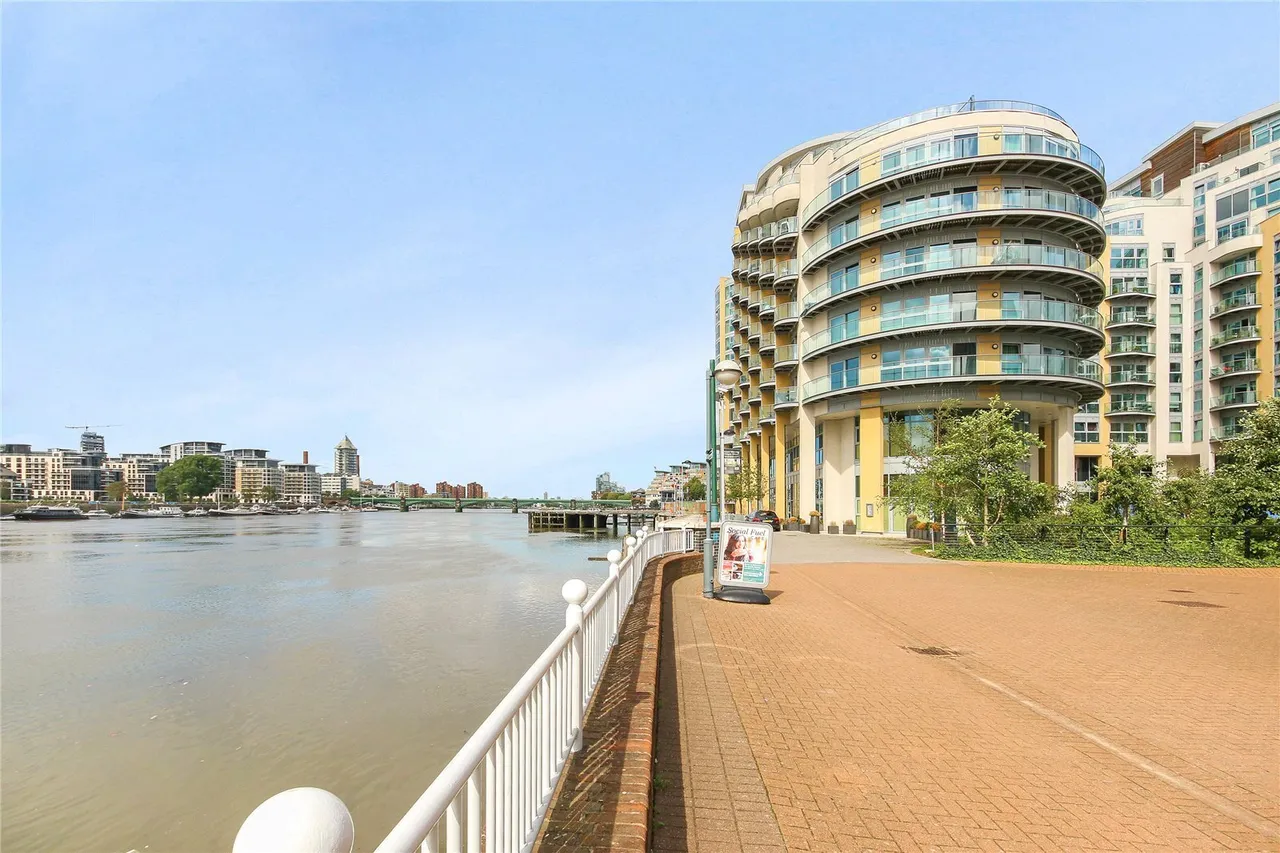 Bridges Court Road, London, photo 10