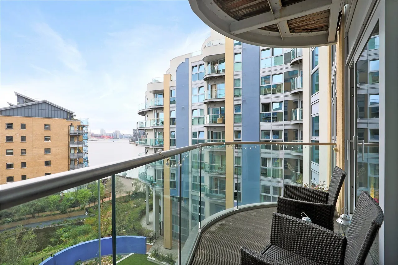2 bed flat to rent — Bridges Court Road, London