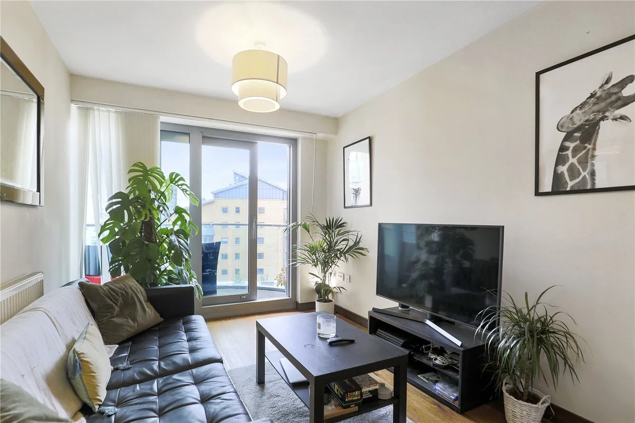 Bridges Court Road, London, photo 9