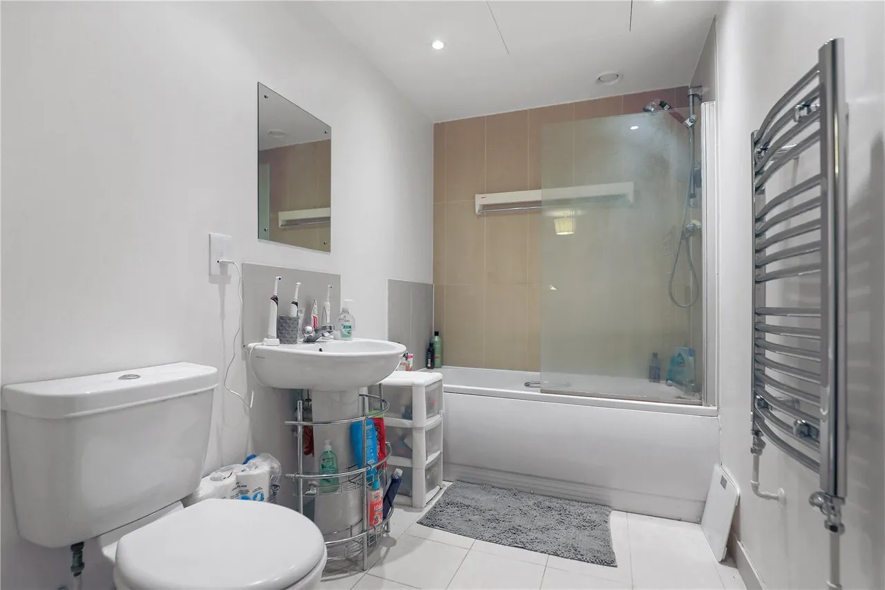 Bridges Court Road, London, photo 8