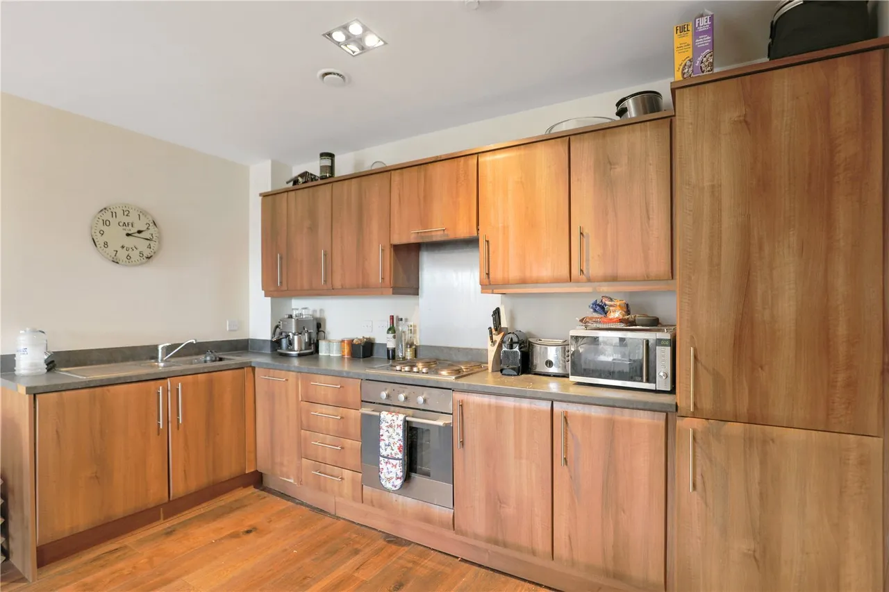 Bridges Court Road, London, photo 7