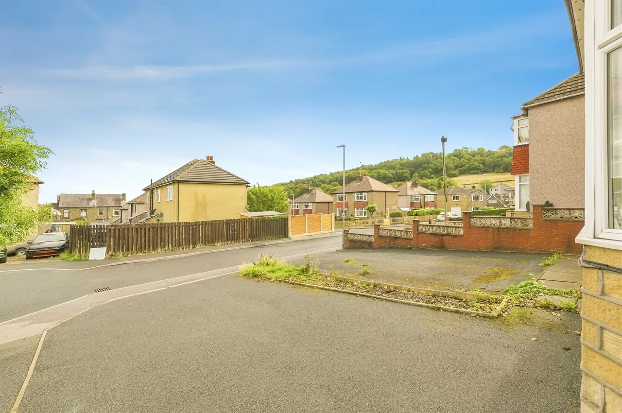 Warneford Rise, Cowlersley, Huddersfield, photo 9