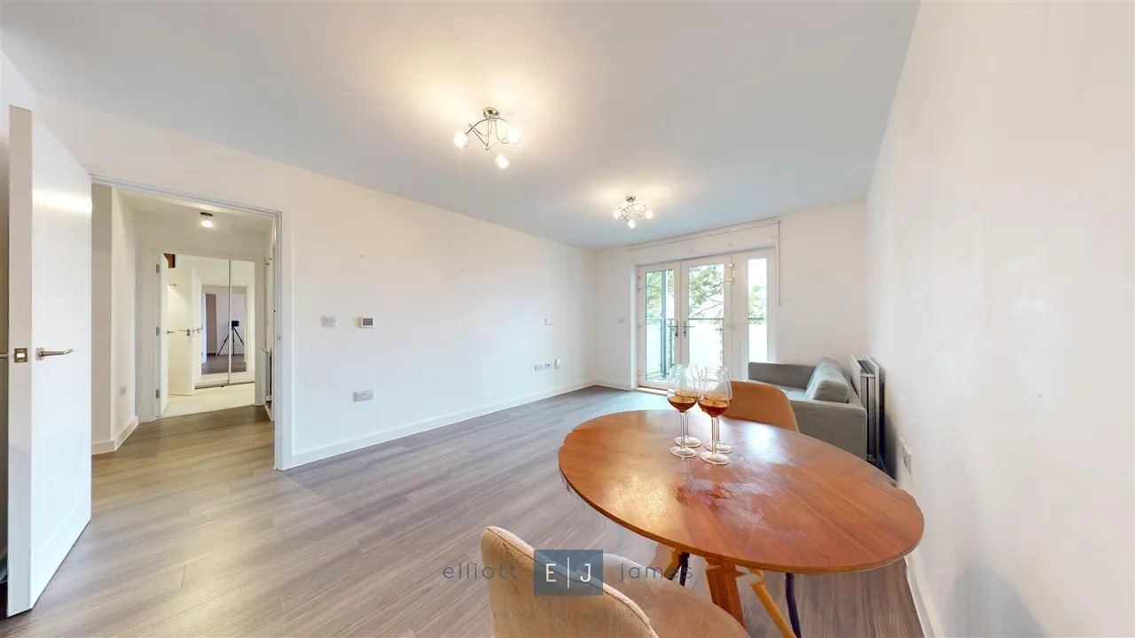 Luna Court, Loughton, photo 3