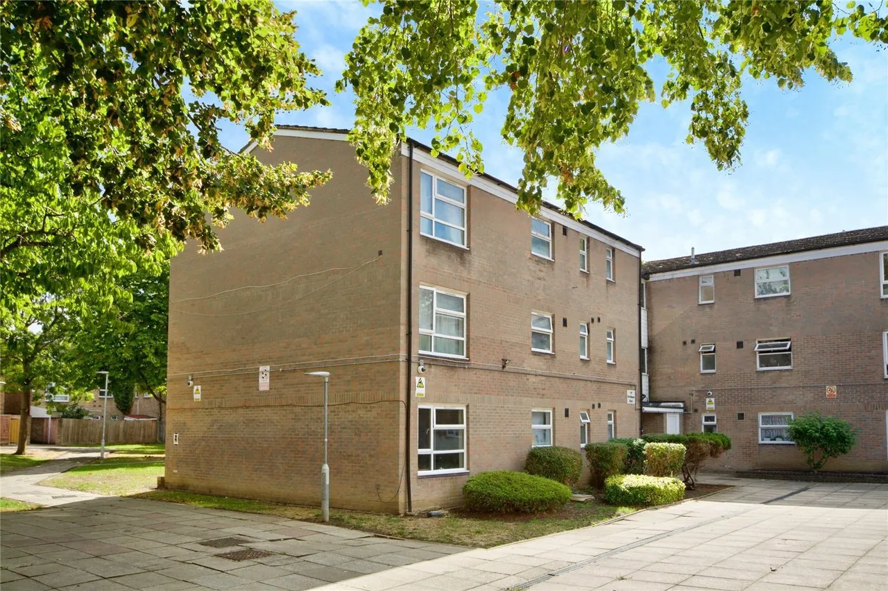 3 bed flat for sale, Pocklington Close, London, NW9