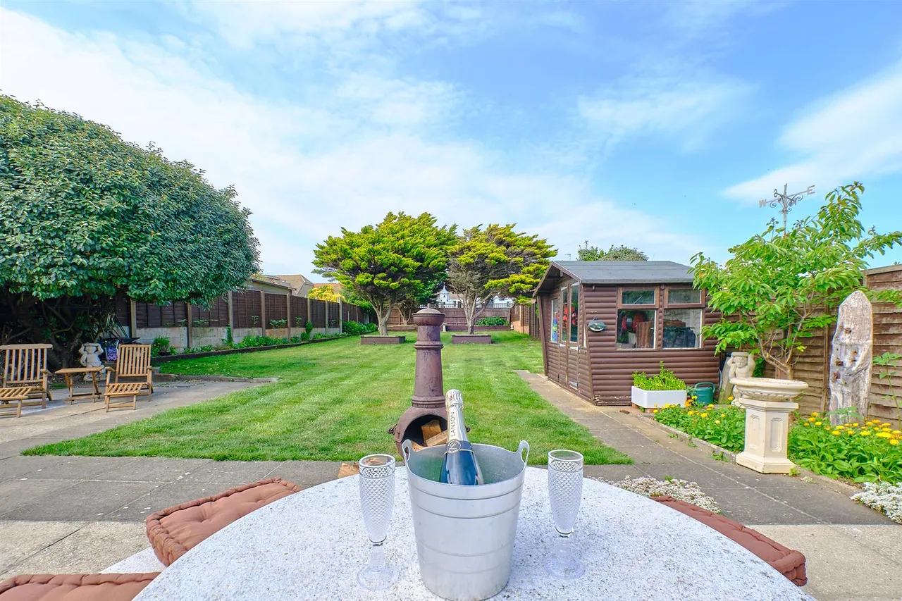 Beach Close, Seaford, photo 32
