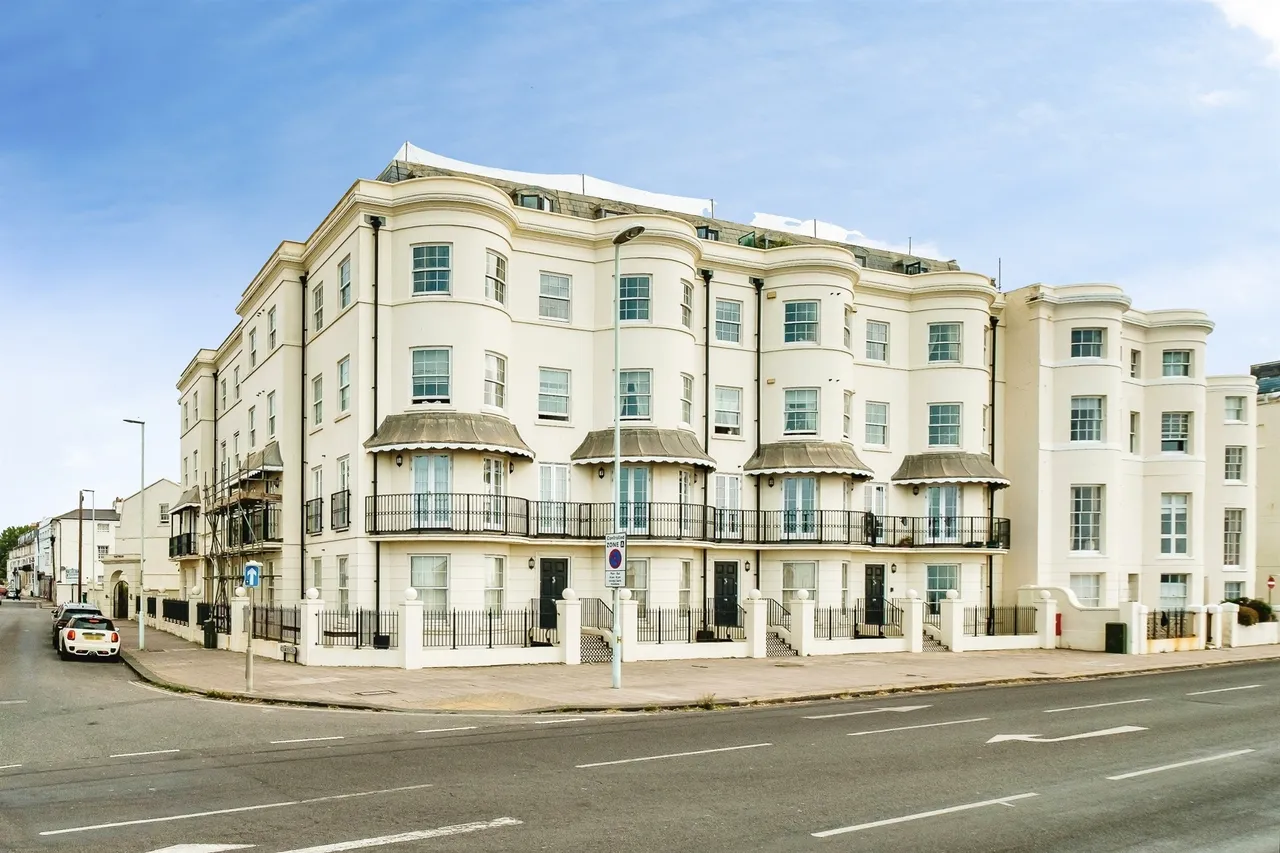 2 bed flat for sale, Marine Parade, Worthing, BN11