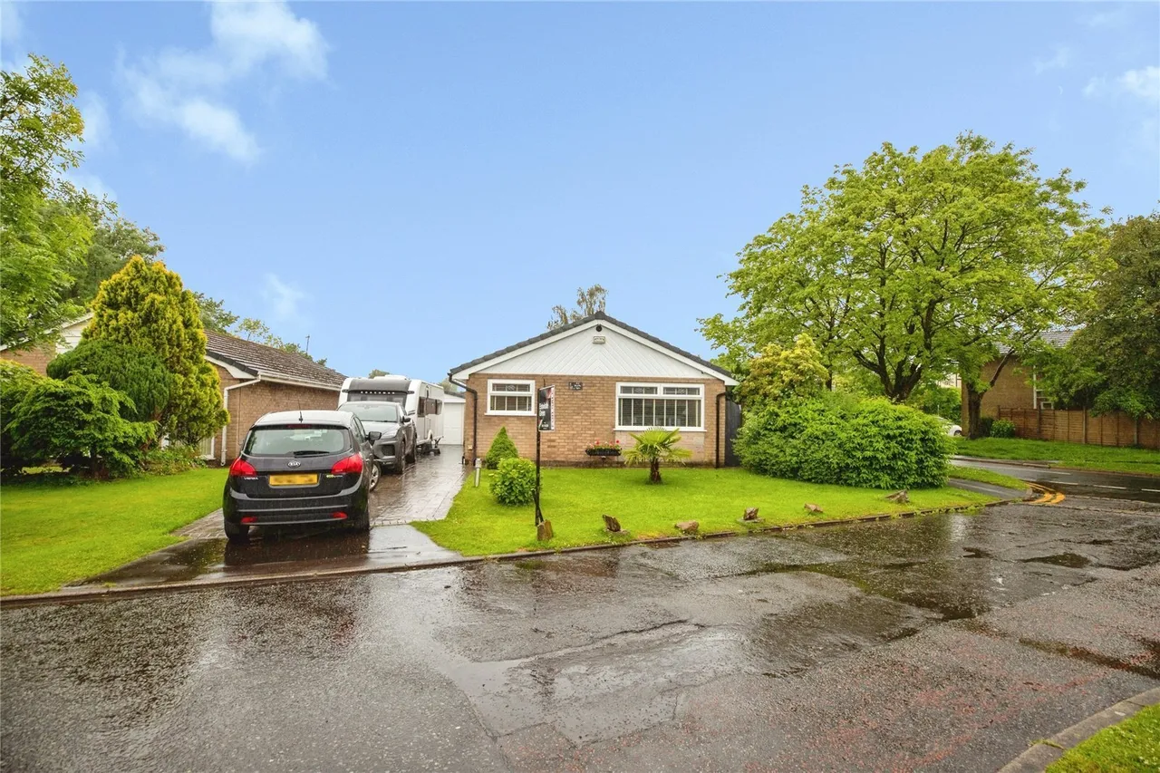 2 bed house for sale, Lapwing Close, Rochdale, OL11
