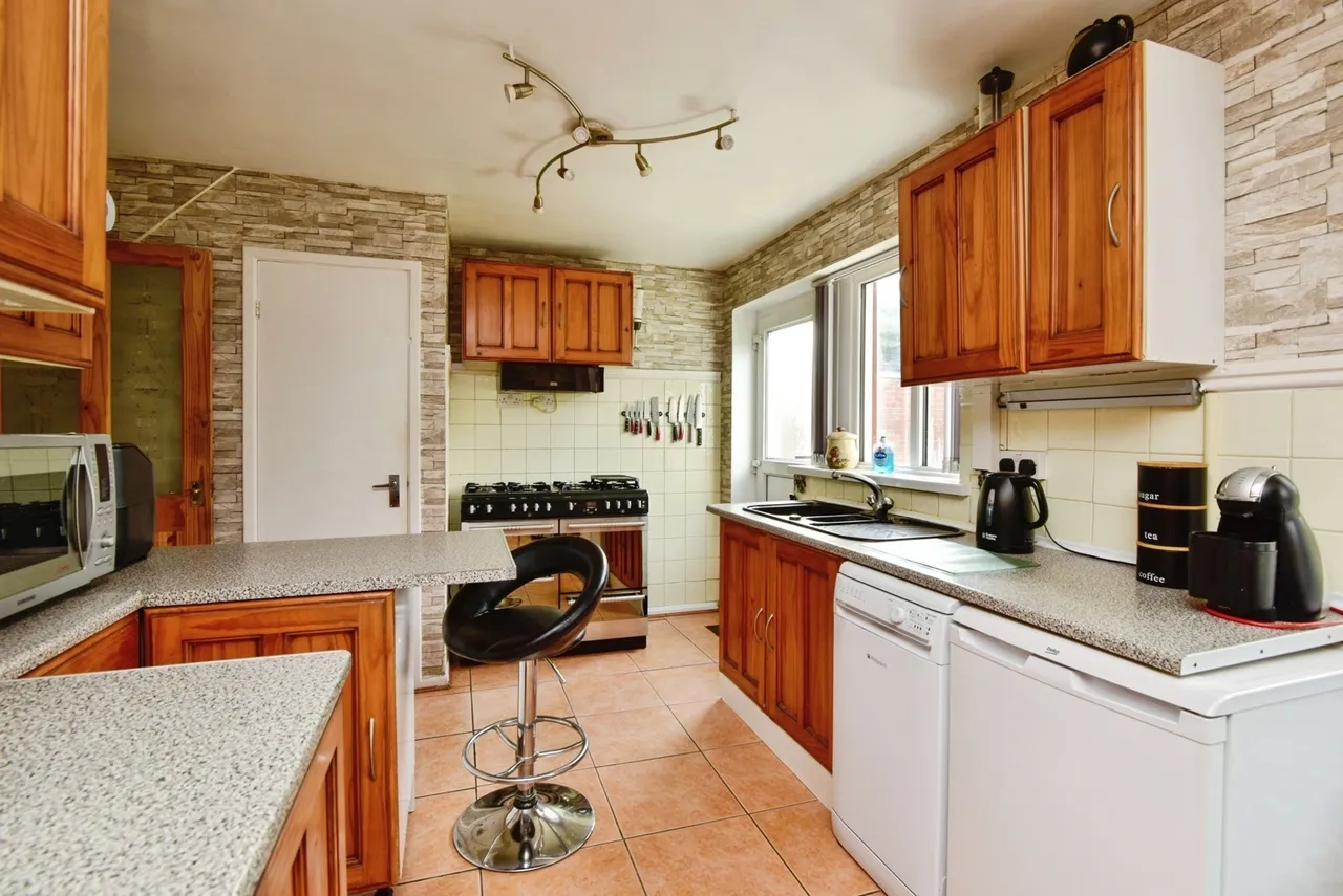 Hollies Drive, Stoke-on-Trent, Staffordshire, ST3, photo 6