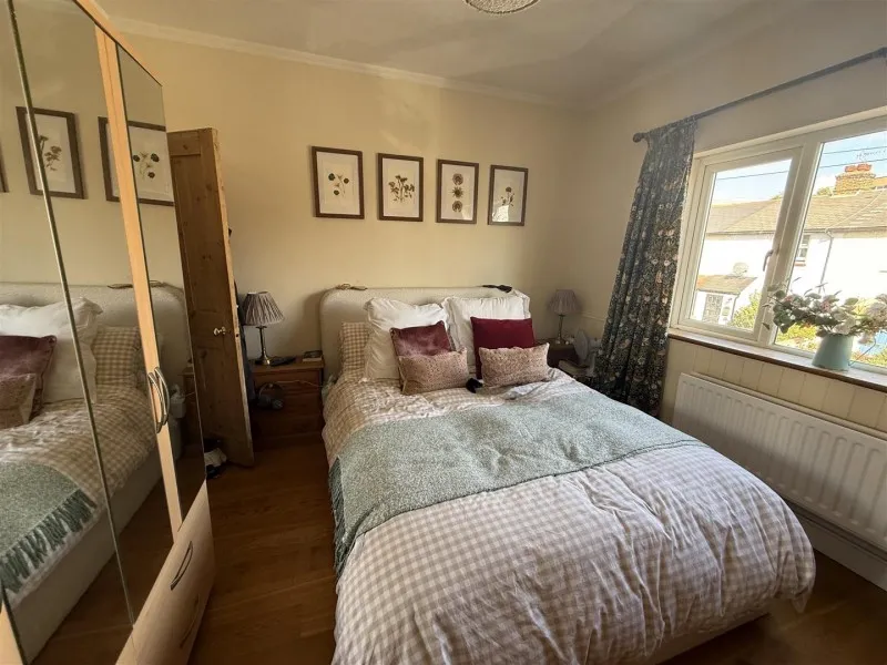 Linkfield Road, photo 6