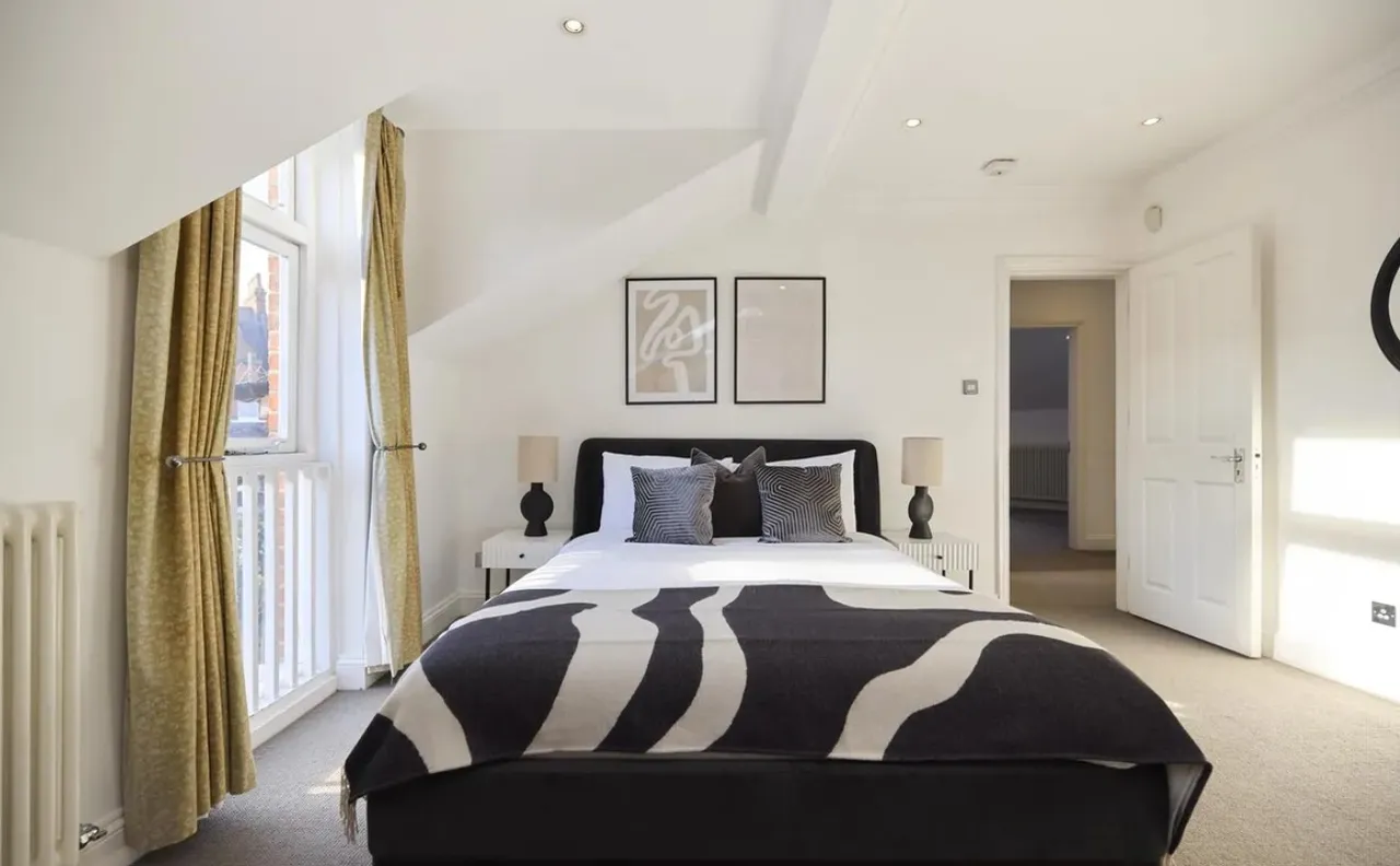 Substantial Five-Bedroom Victorian Fa, photo 14