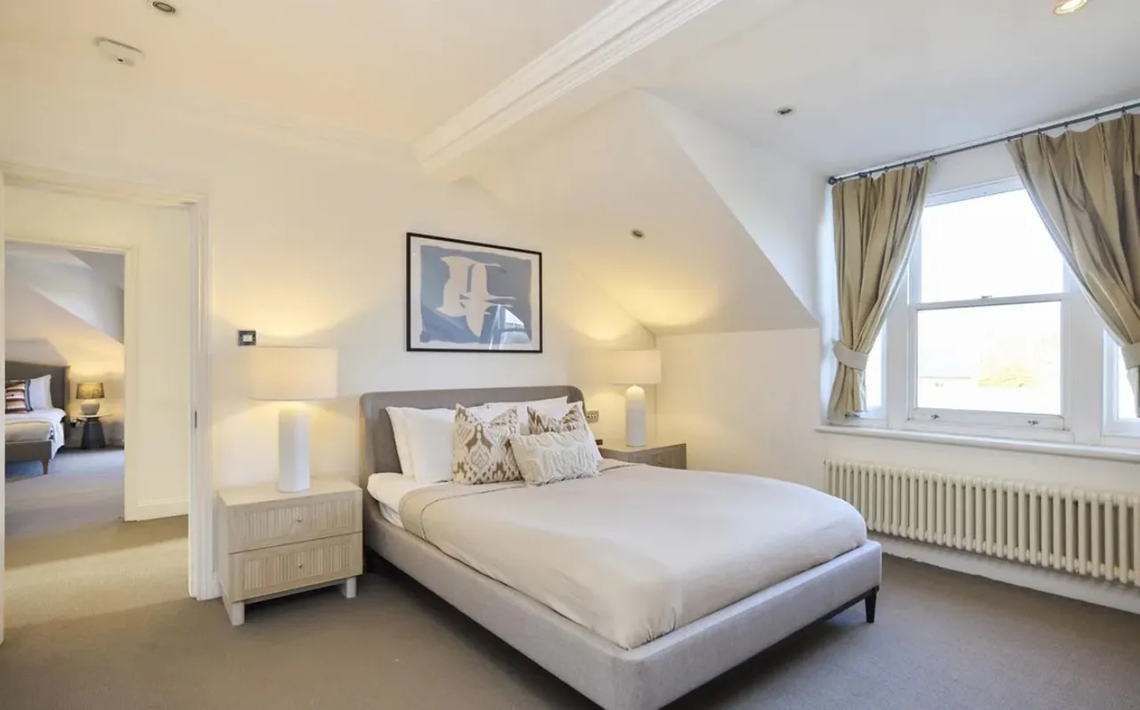 Substantial Five-Bedroom Victorian Fa, photo 11